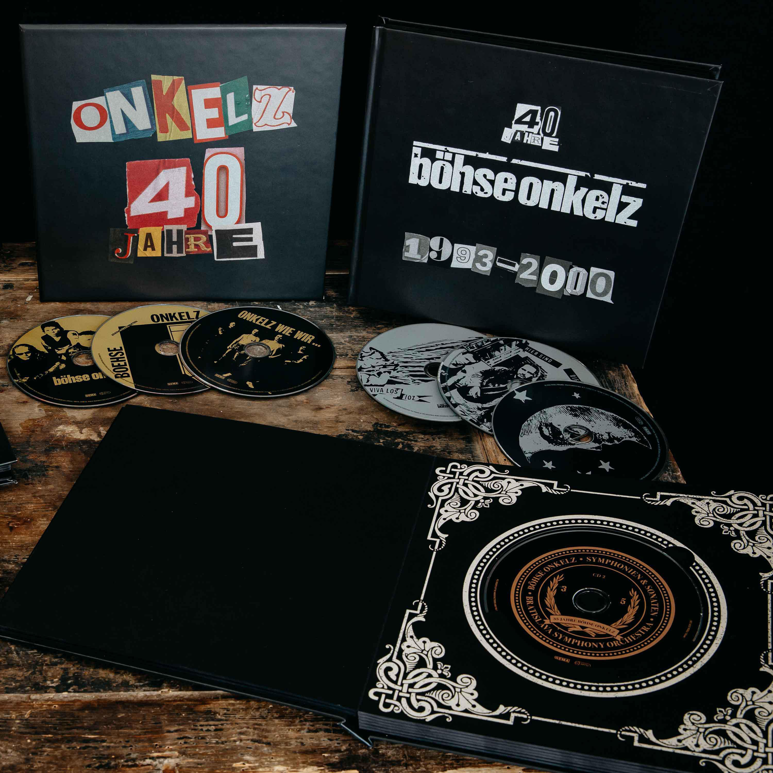 Eine Sammlung von CDs und Hüllen zum 40-jährigen Jubiläum der Band Böhse Onkelz.
