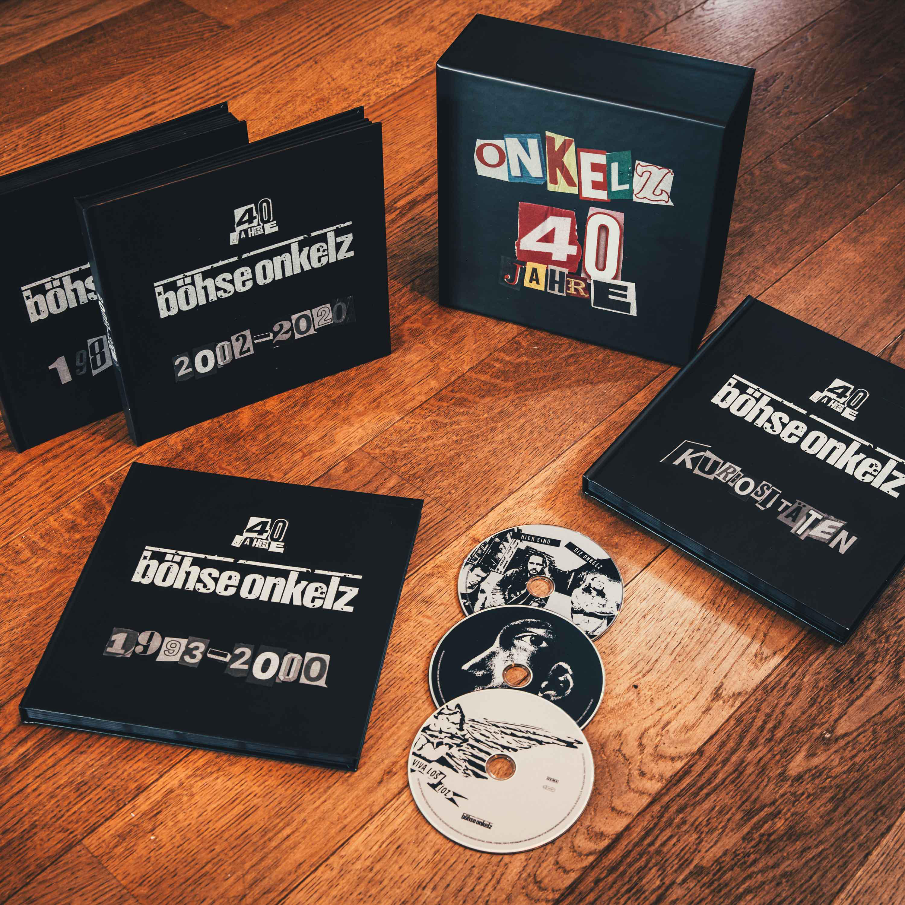 Box-Set von 'Böhse Onkelz' CDs und Booklets auf einer Holzoberfläche angeordnet.