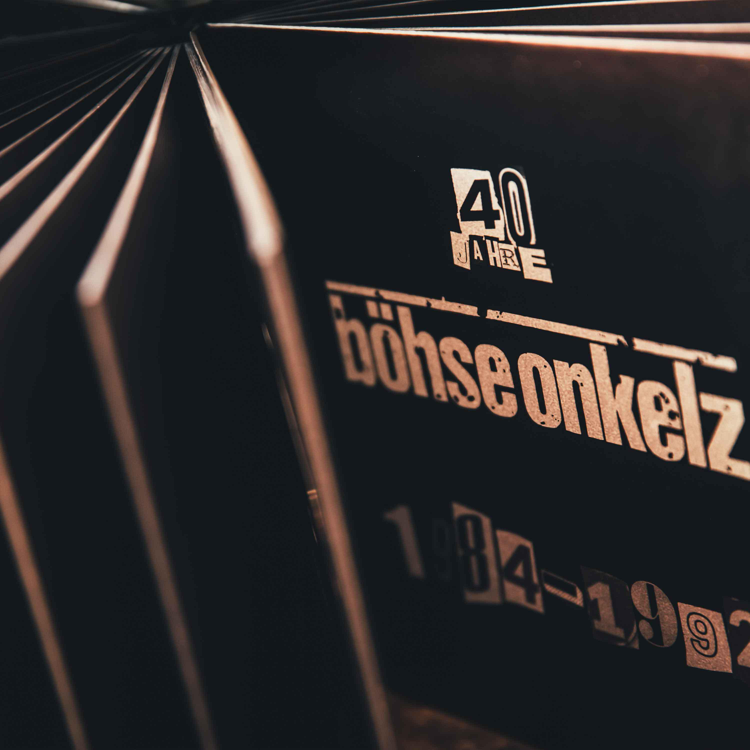Ein offenes Buch mit dem Text '40 Jahre' und 'Böhse Onkelz', weiß gedruckt.