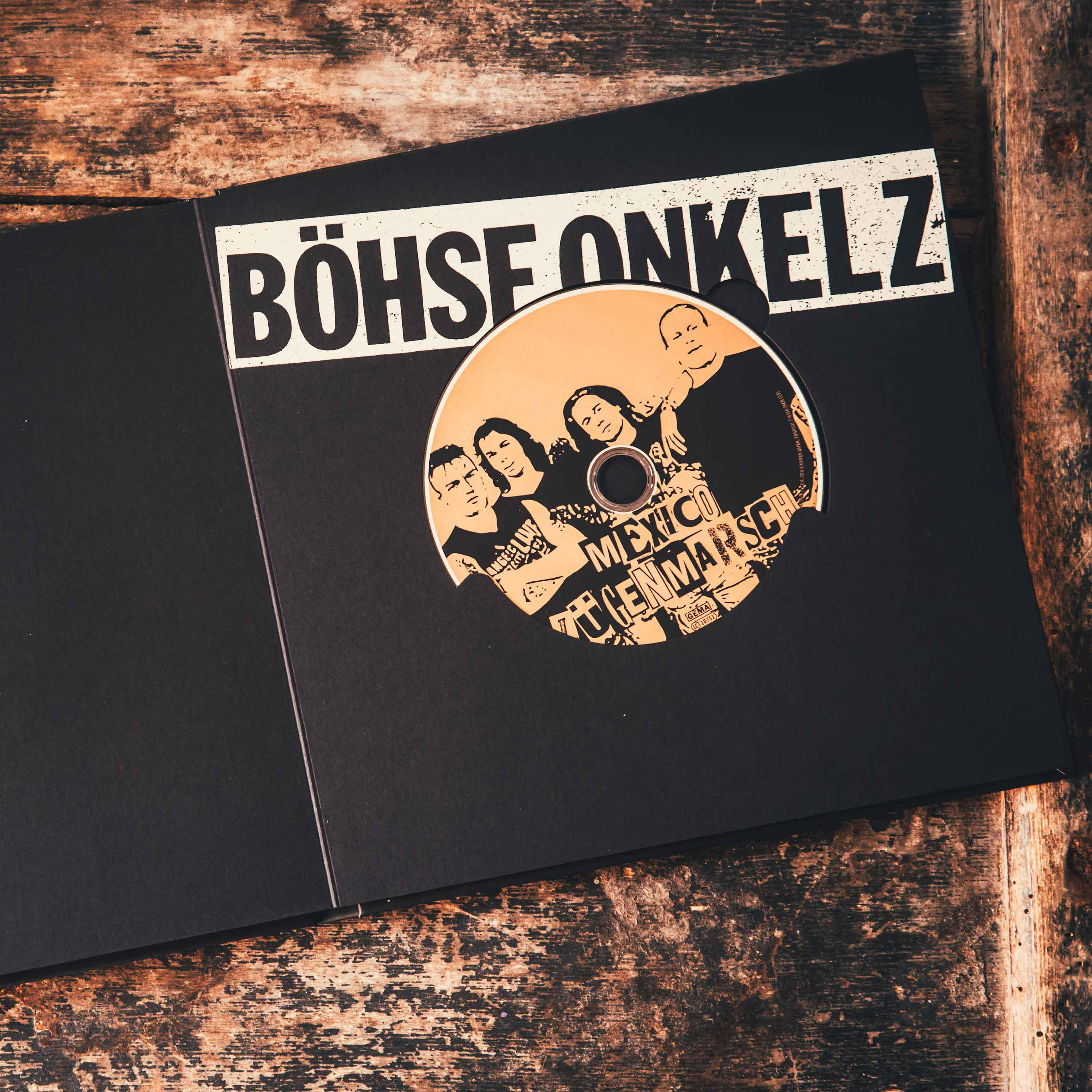 Geöffnete CD-Hülle mit der Böhse Onkelz CD. Die CD zeigt Bandmitglieder.