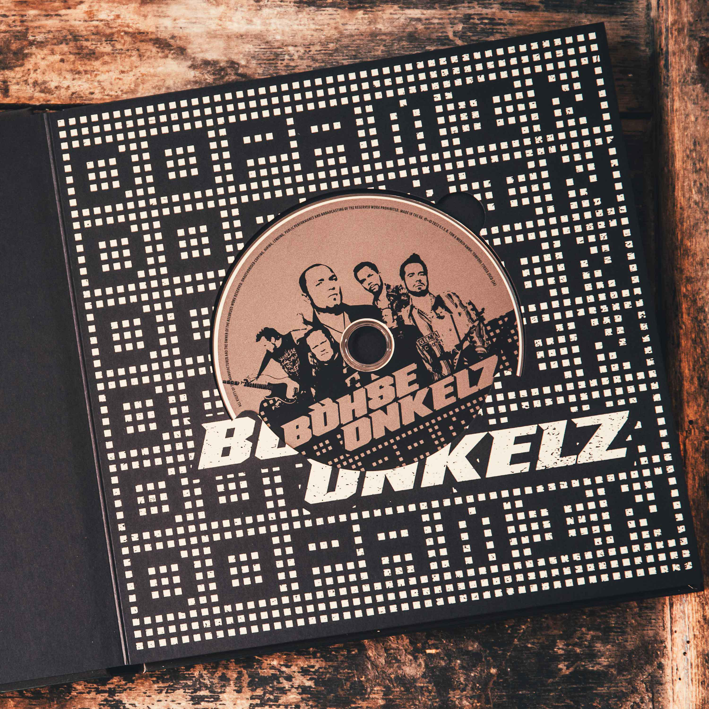 Eine CD in einem schwarzen Case mit weißem Pixelmuster und dem Bandnamen Böhse Onkelz.