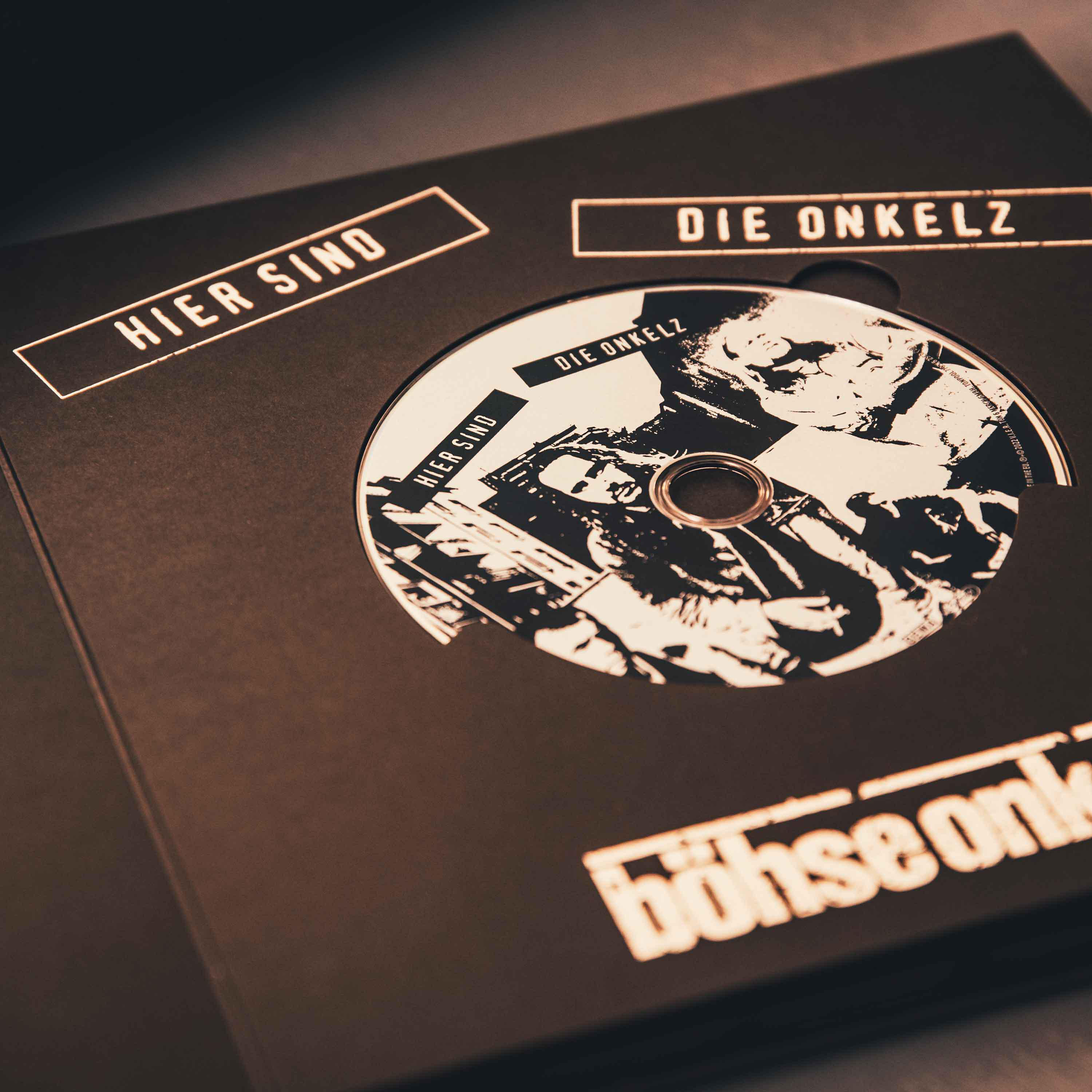 CD-Hülle der Band Die Onkelz. Die CD befindet sich in der Hülle. Text auf der Hülle: Hier Sind, Die Onkelz und Böhse Onkelz.