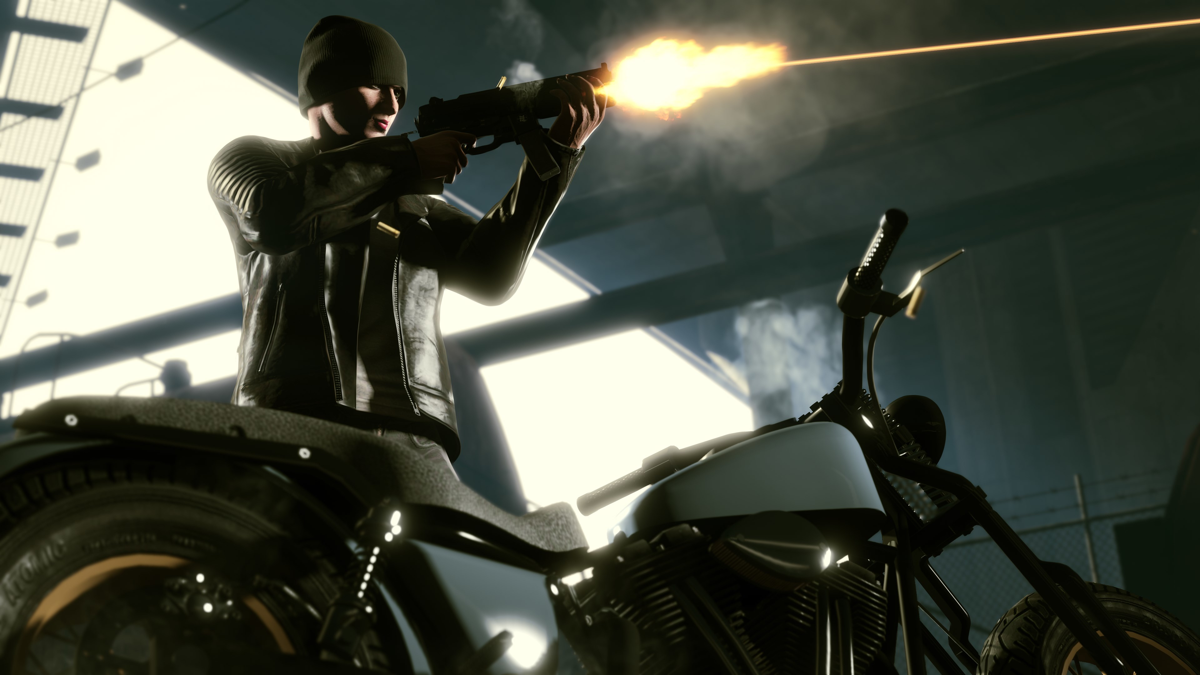 Une personne sur une moto vise un pistolet, avec un fond sombre.