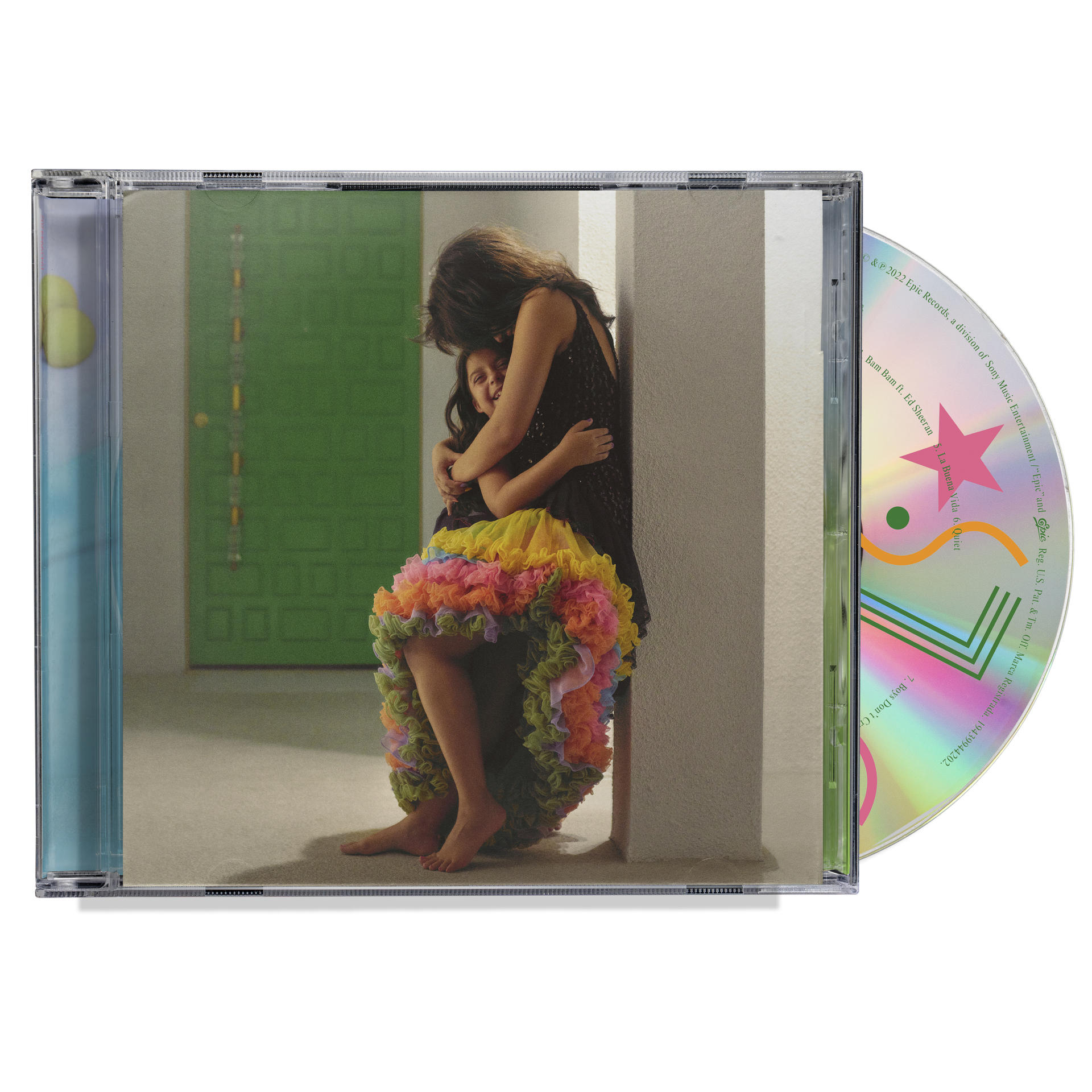 CD tok egy ölelkező nőt és gyermeket ábrázoló fotóval. Egy színes szoknya látható. A CD jobbra van.