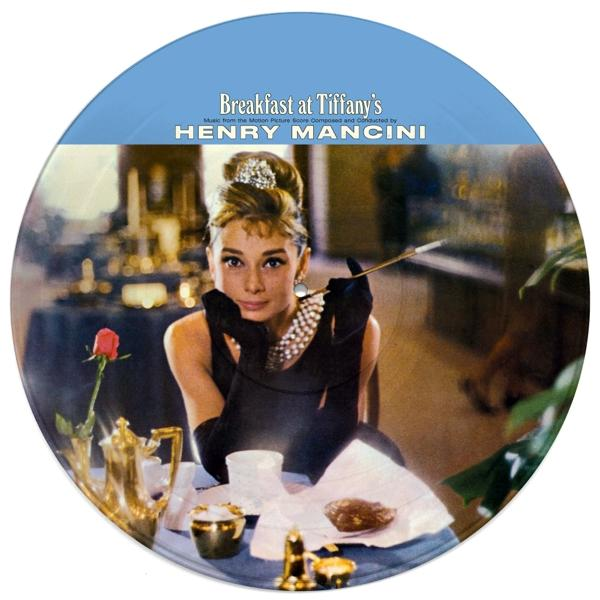 Egy lemezborító: Breakfast at Tiffany's. Audrey Hepburn cigarettát tart.