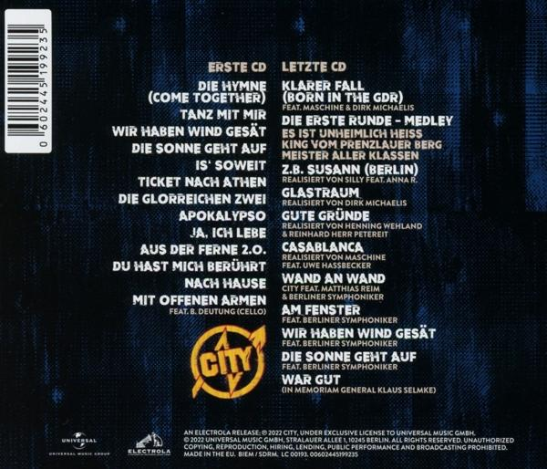 Rückseite einer CD mit Songtiteln und Künstlerinformationen. Es zeigt ein Logo und Text auf blauem Hintergrund.