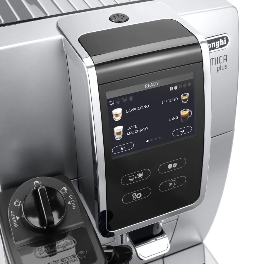 Silberne Kaffeemaschine mit schwarzem Touchscreen, der Getränkeoptionen anzeigt.