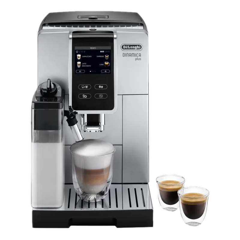 Eine silberne De'Longhi Kaffeemaschine mit zwei Espressotassen und einem Latte Macchiato im Glas.