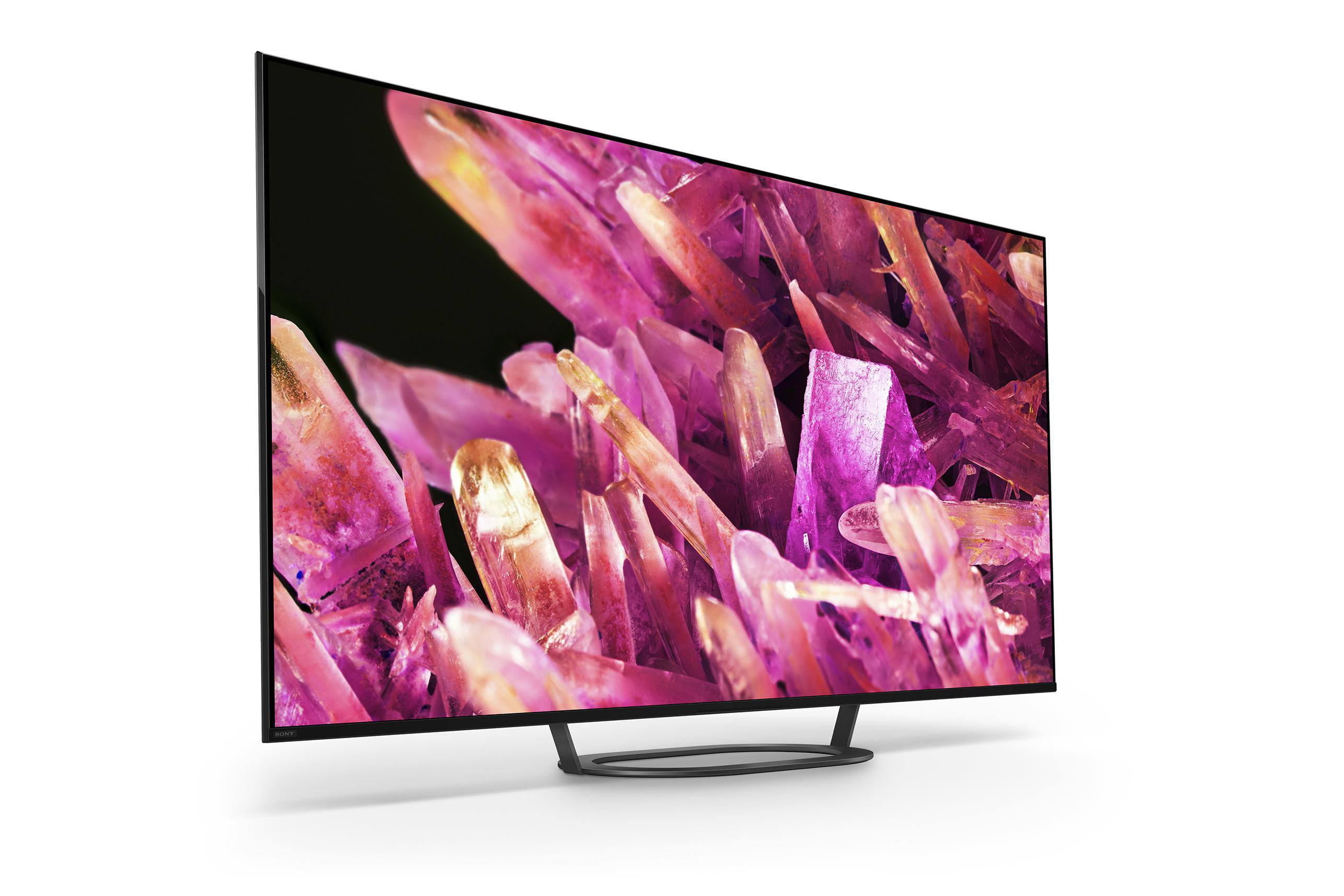 Ein schwarzer Fernseher mit einem Bildschirm, der rosa Kristalle zeigt, und einem schwarzen Ständer.