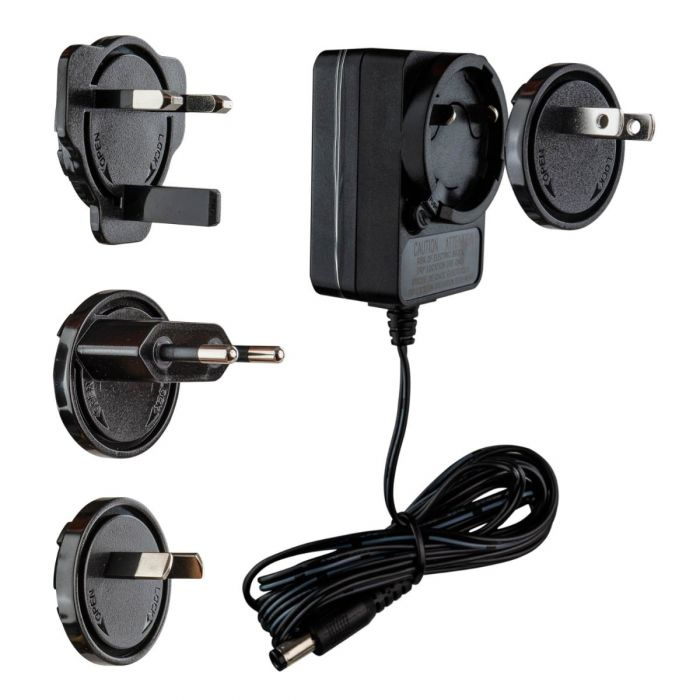 Schwarzer Netzadapter mit verschiedenen Steckern. Für verschiedene Regionen.