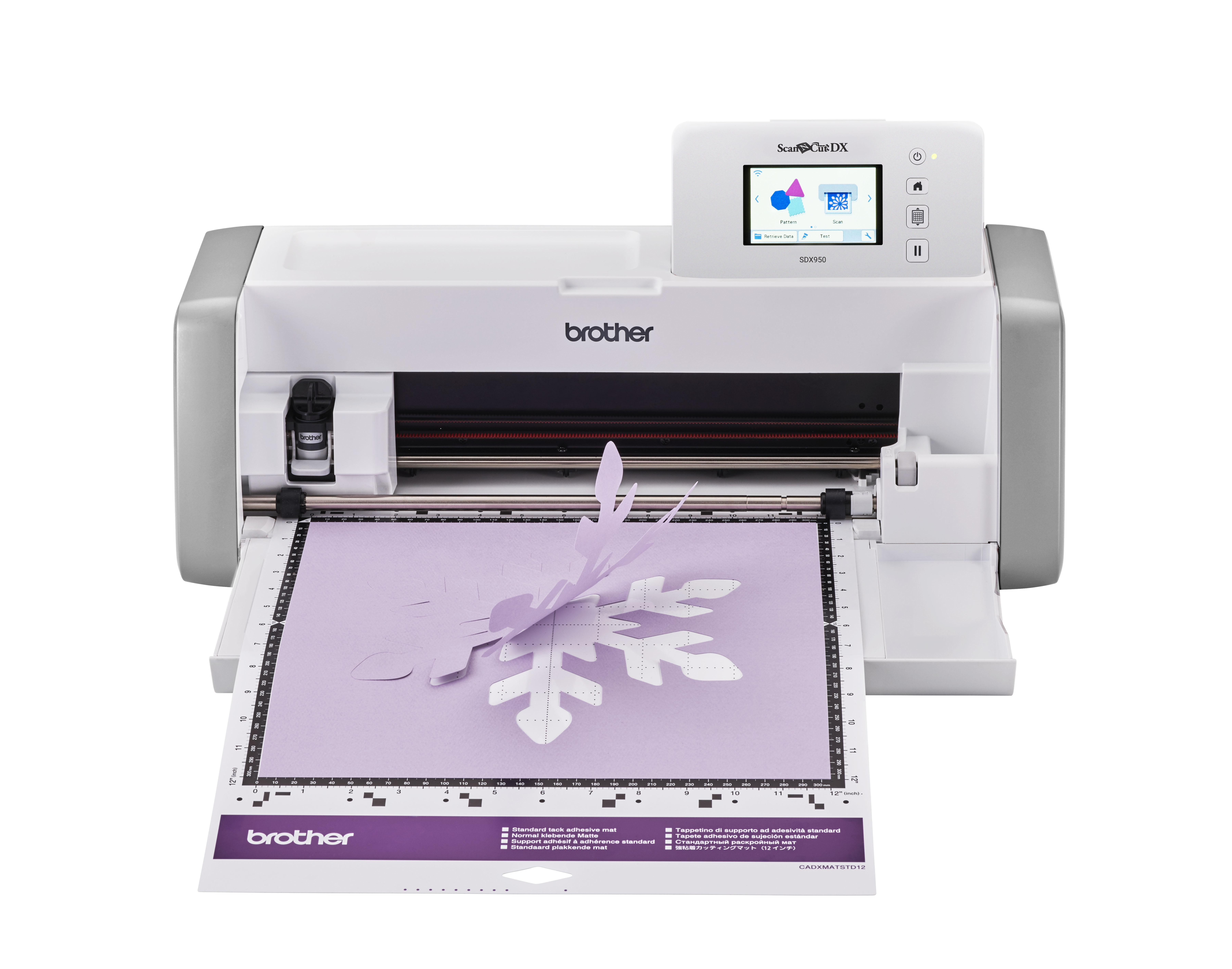 Brother ScanNCut schneidet Schneeflocken-Design aus weißem Material.
