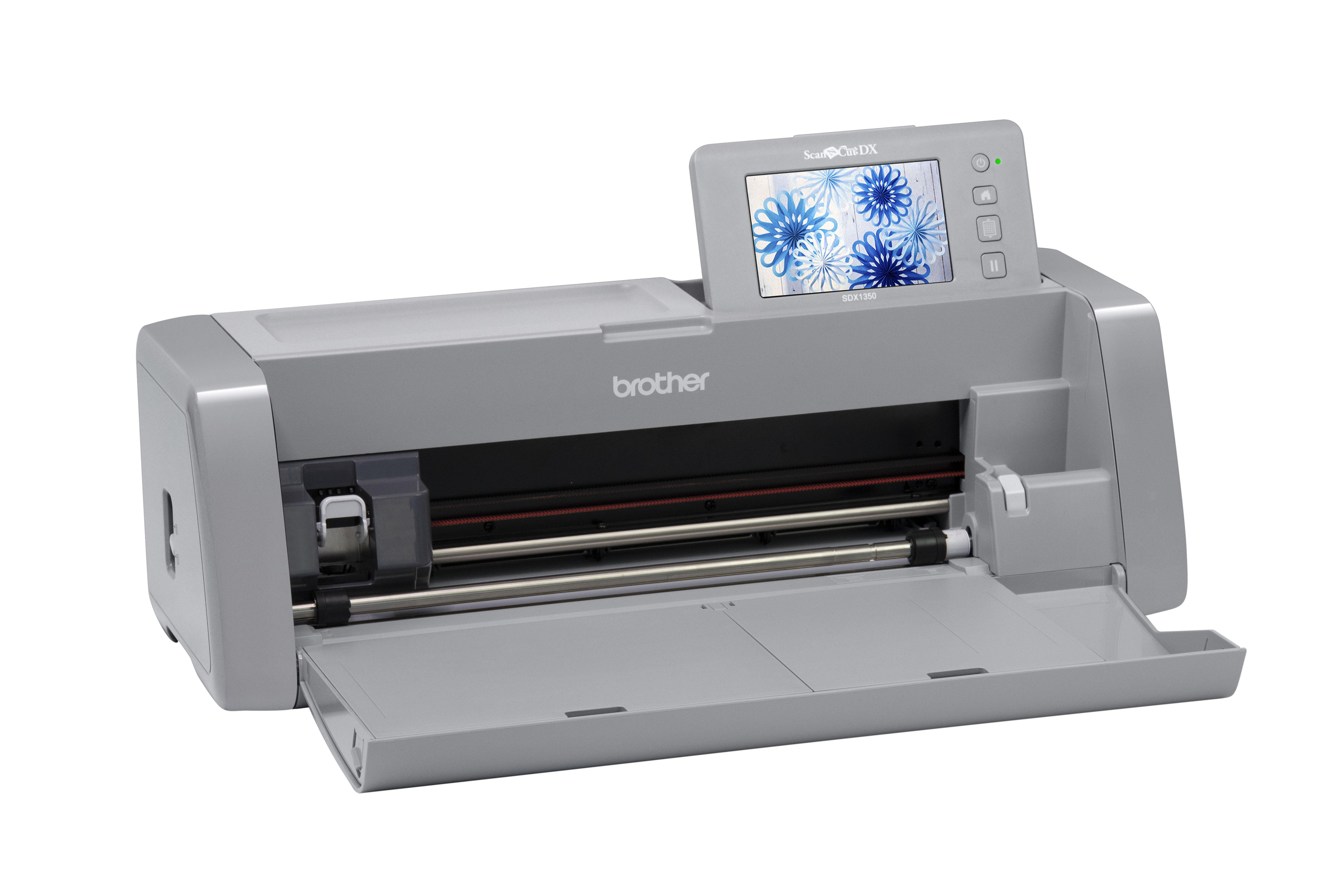 Brother ScanNCut DX Maschine mit geöffnetem Fach und Bildschirm mit Design.