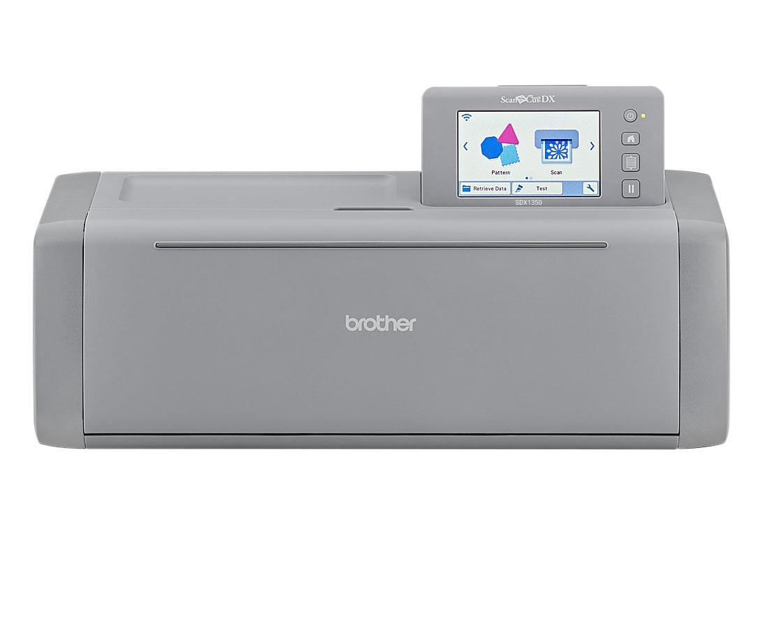Ein grauer Brother-Scanner mit Touchscreen-Display und Bedienfeld. Der Scanner steht vor weißem Hintergrund.