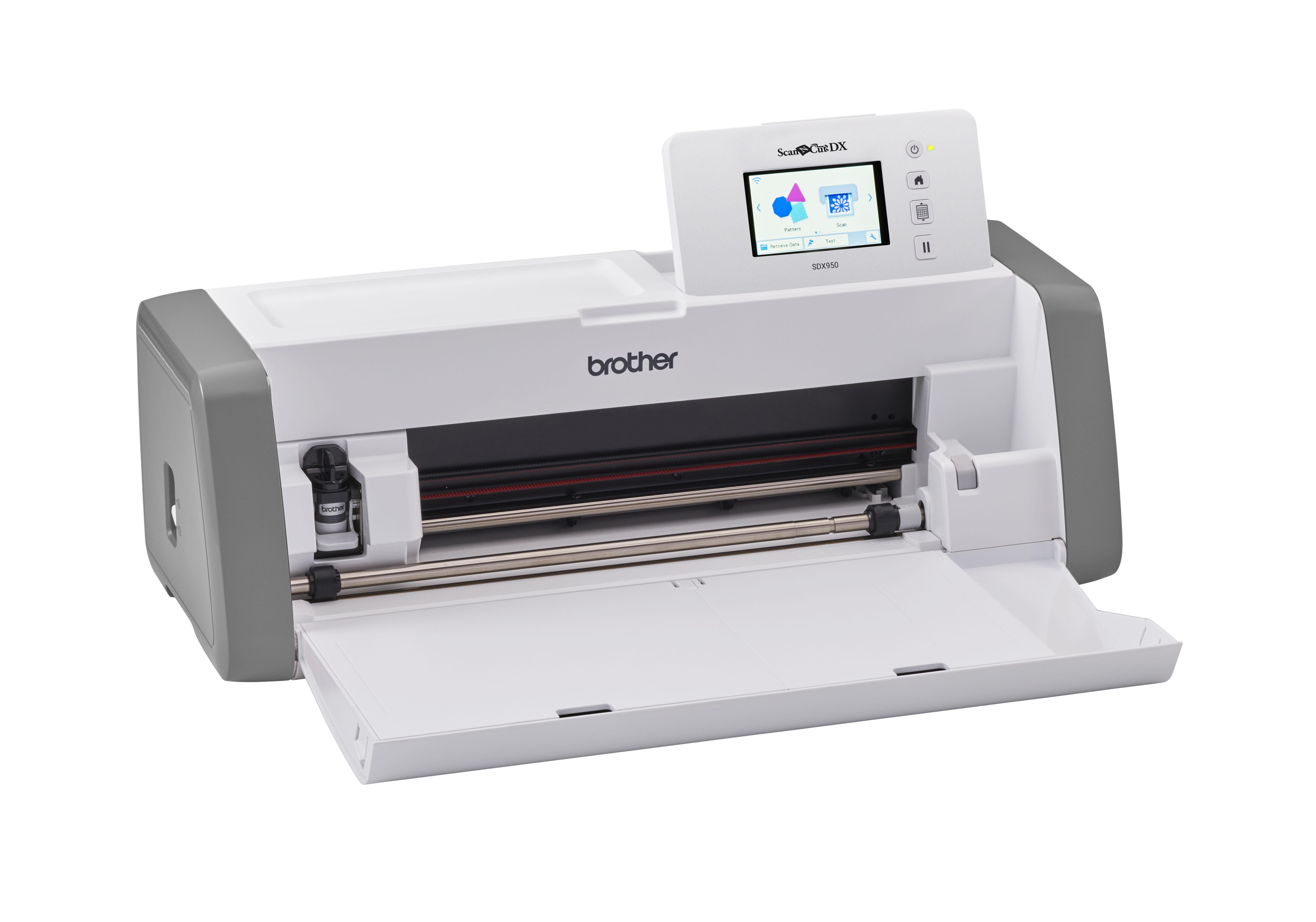 Brother ScanNCut DX Maschine, weiß und grau, mit geöffnetem Fach.