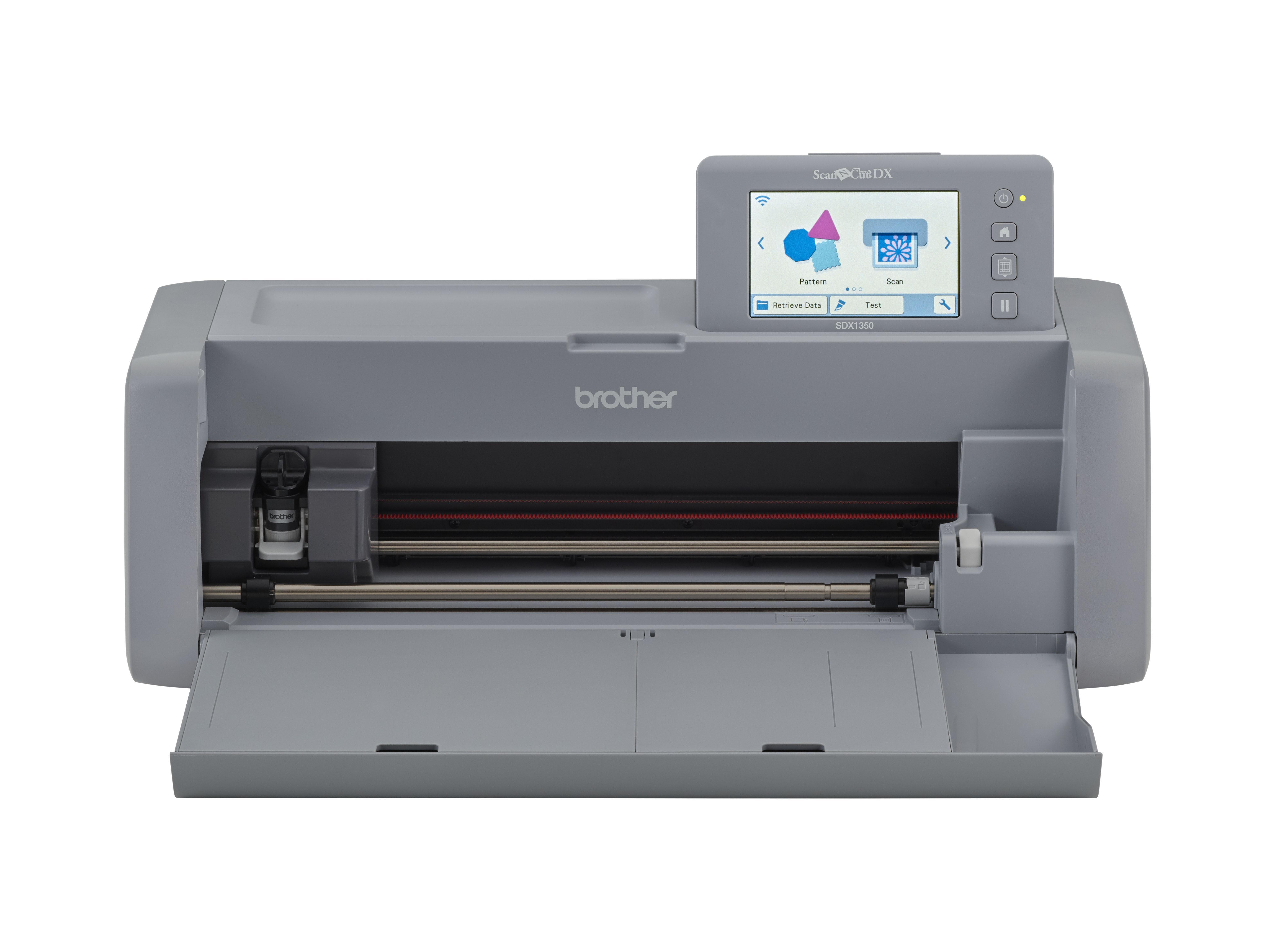 Eine graue Brother ScanNCut DX Maschine mit geöffnetem Fach und Bildschirm.