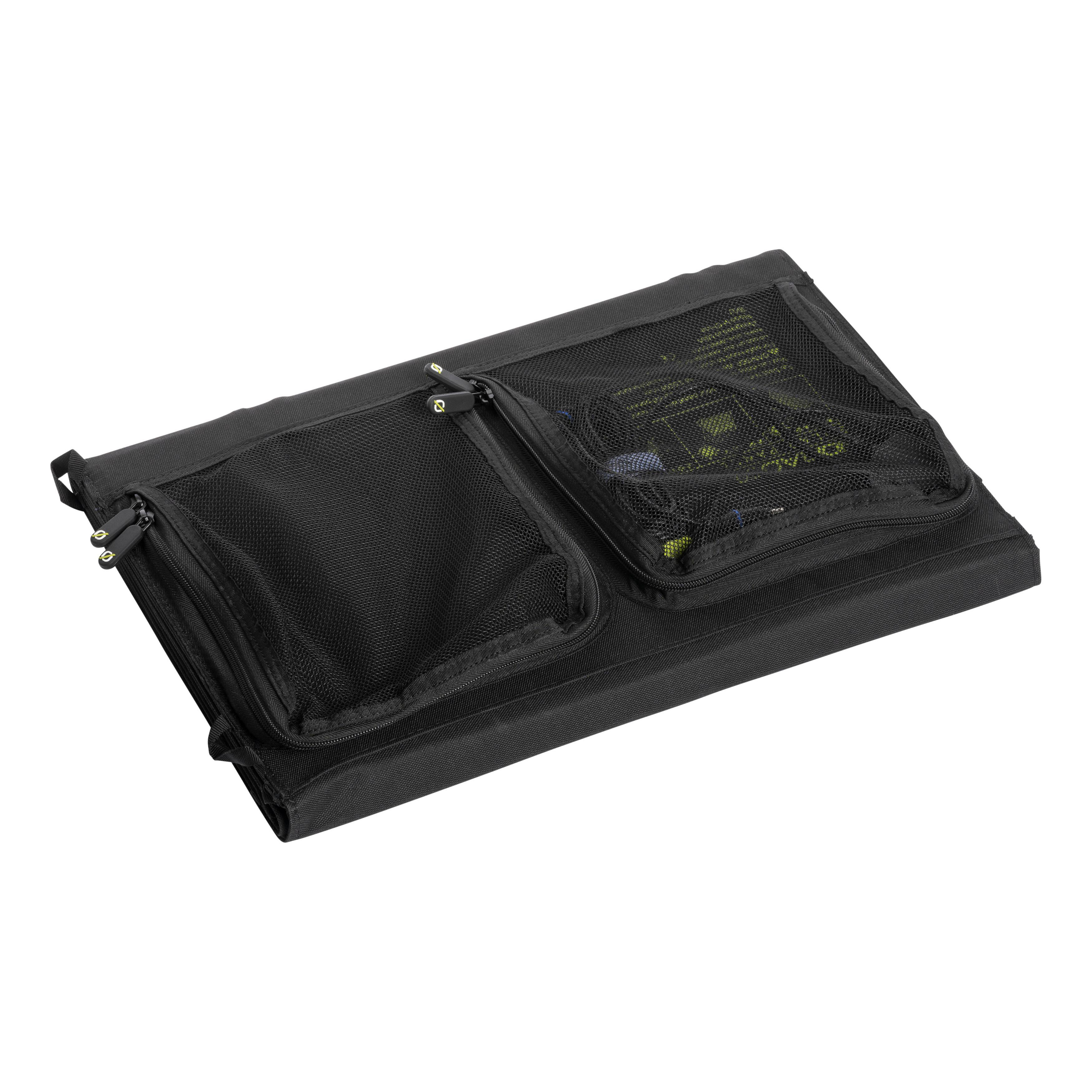 Schwarze Solarmodultasche mit zwei Reißverschluss-Netztaschen. Heller Hintergrund.