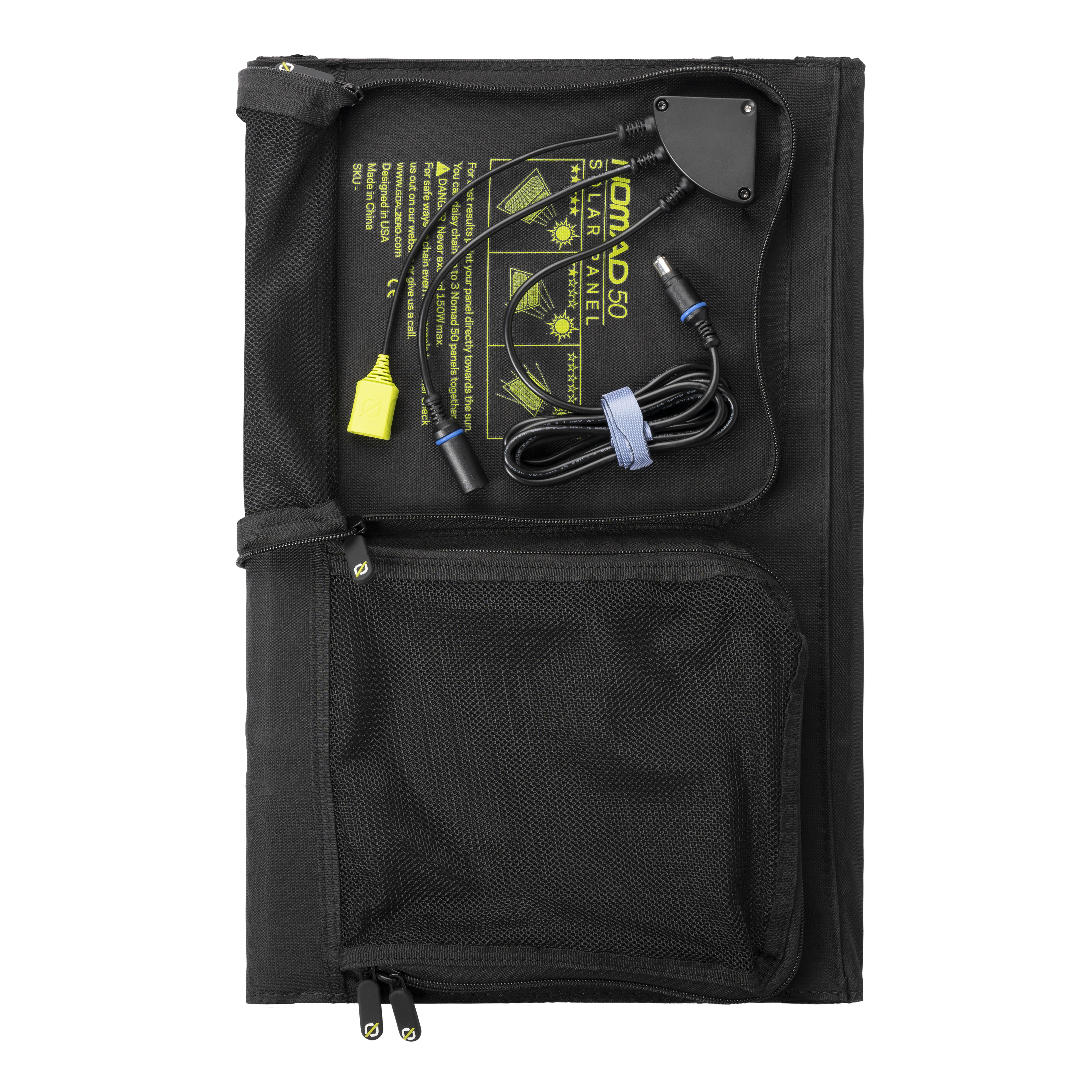 Schwarzes Solarpanel mit Kabeln und Tasche. Reißverschlüsse und Text.