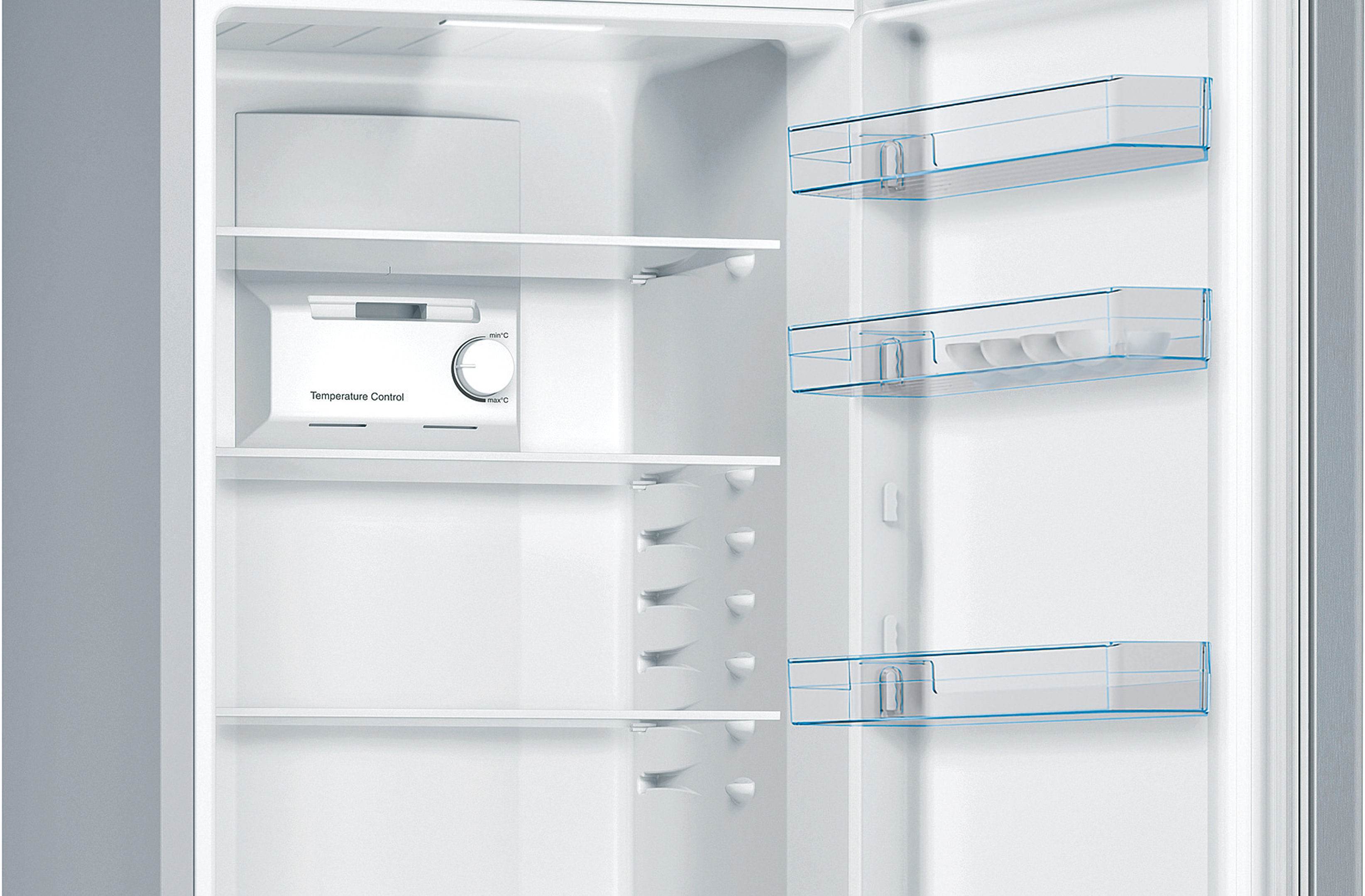 Interieur van een witte koelkast. Planken en opbergbakken zijn zichtbaar, met een temperatuurregelaar.