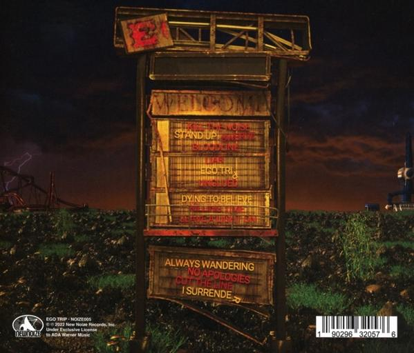 Ein Schild mit Songtiteln vor verschwommenem Hintergrund. Das Schild lautet: Welcome, Stand Up, Ego Trip, Dying to Believe