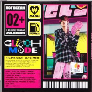 Album borító, egy személy kártyákkal. Rózsaszín akcentusok, szöveg: Glitch Mode, NCT Dream.
