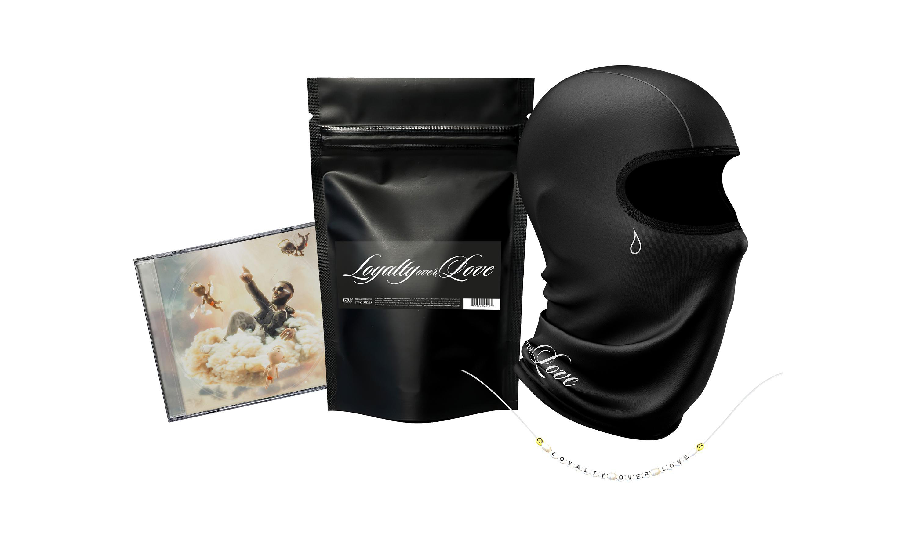 CD, schwarze Sturmhaube mit Träne, schwarze Tasche mit Text und goldene Halskette mit weißen Buchstaben.