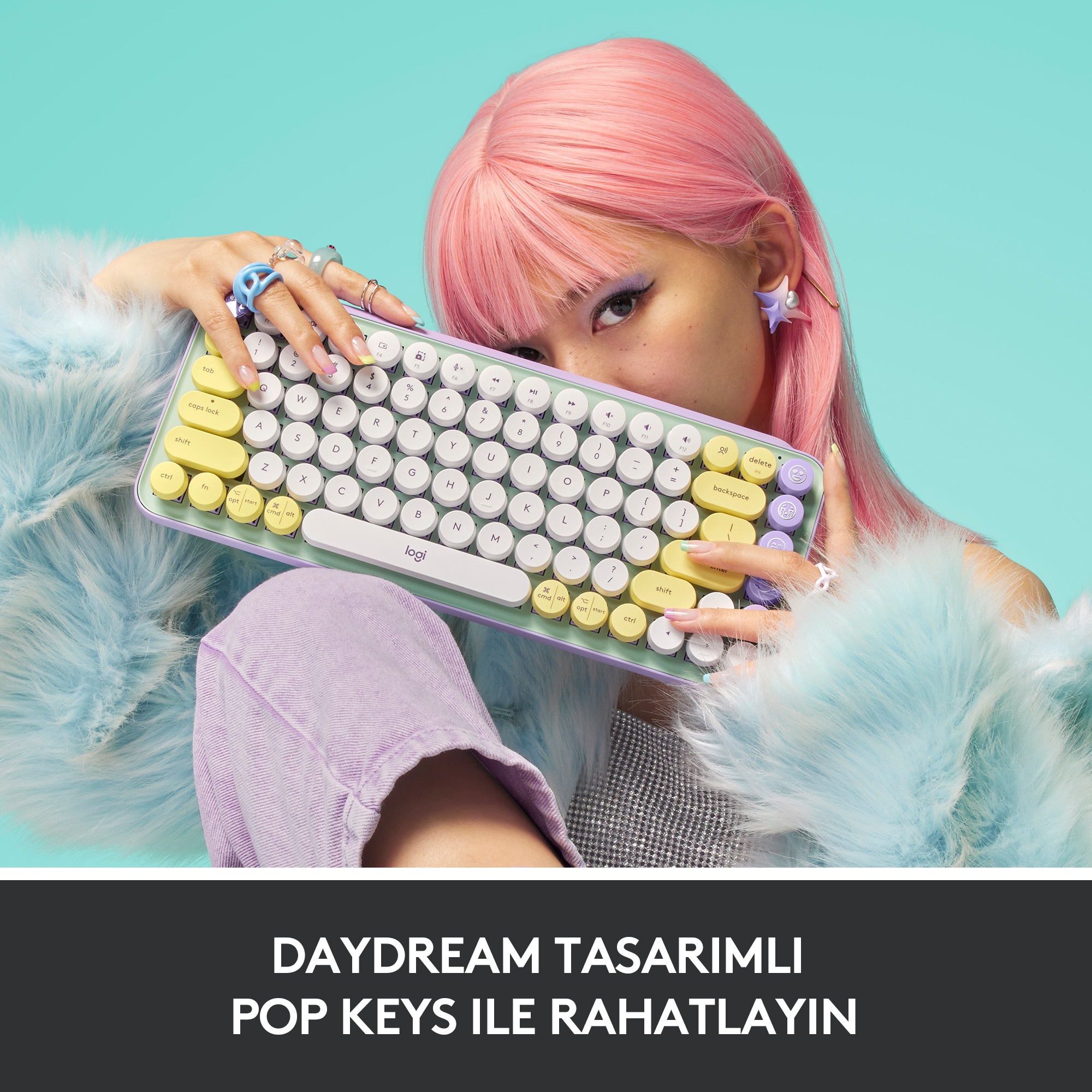 Pembe saçlı kadın, renkli bir klavye tutuyor, metin: POP KEYS.