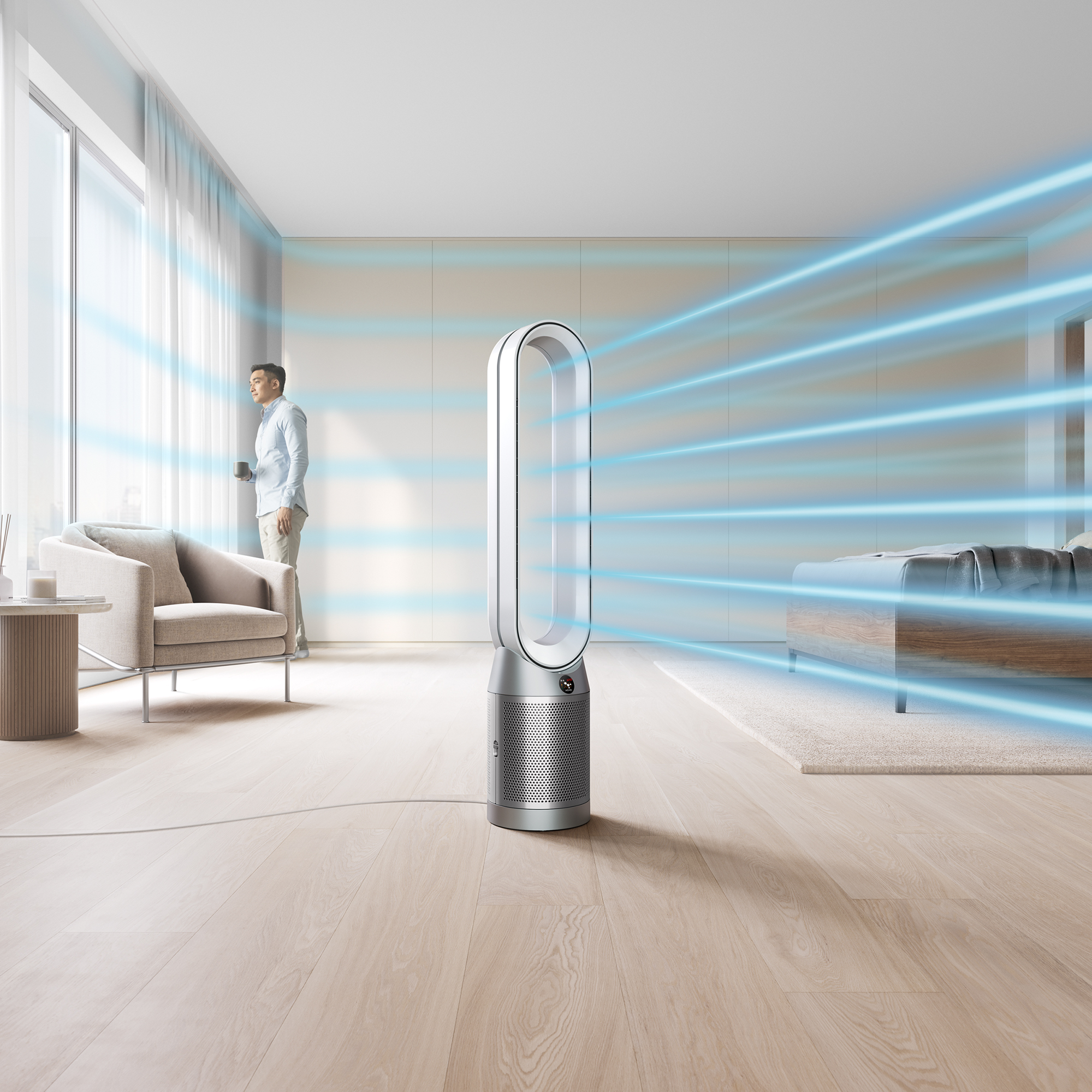 Een Dyson luchtreiniger in een moderne kamer. Man kijkt uit het raam.