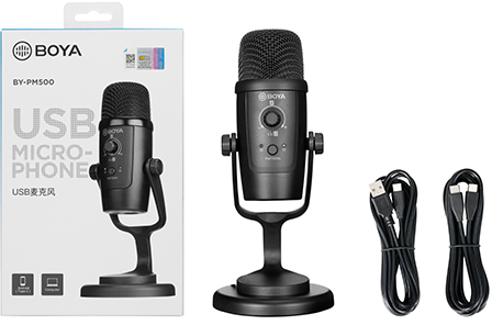 Ein schwarzes Boya BY-PM500 USB-Mikrofon, Box und zwei USB-Kabel auf weißem Hintergrund.