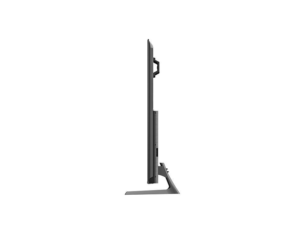 Seitenansicht eines Fernsehers mit Ständer. Der Fernseher ist silber, der Hintergrund ist weiß.