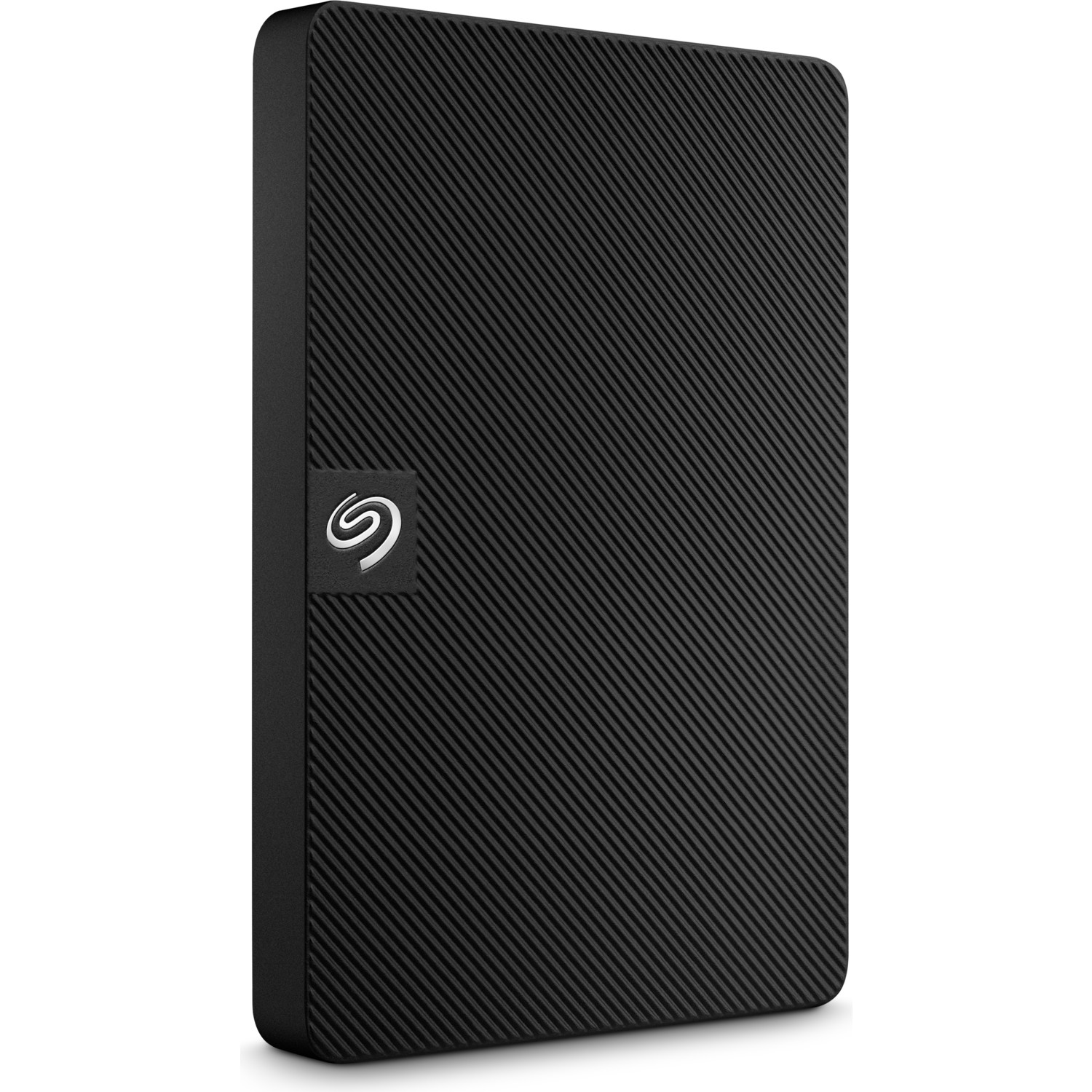 Seagate logosu olan siyah, dokulu bir Seagate harici sabit disk, beyaz bir arka plan üzerinde izole edilmiş.