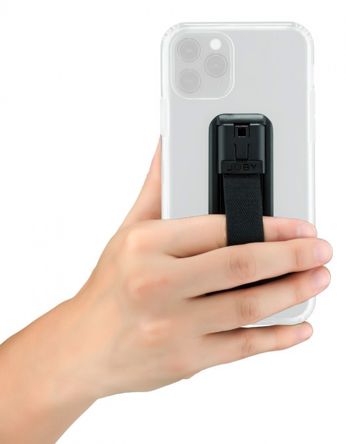 Een persoon die een telefoon vasthoudt met een zwarte handgreep, op een witte achtergrond.