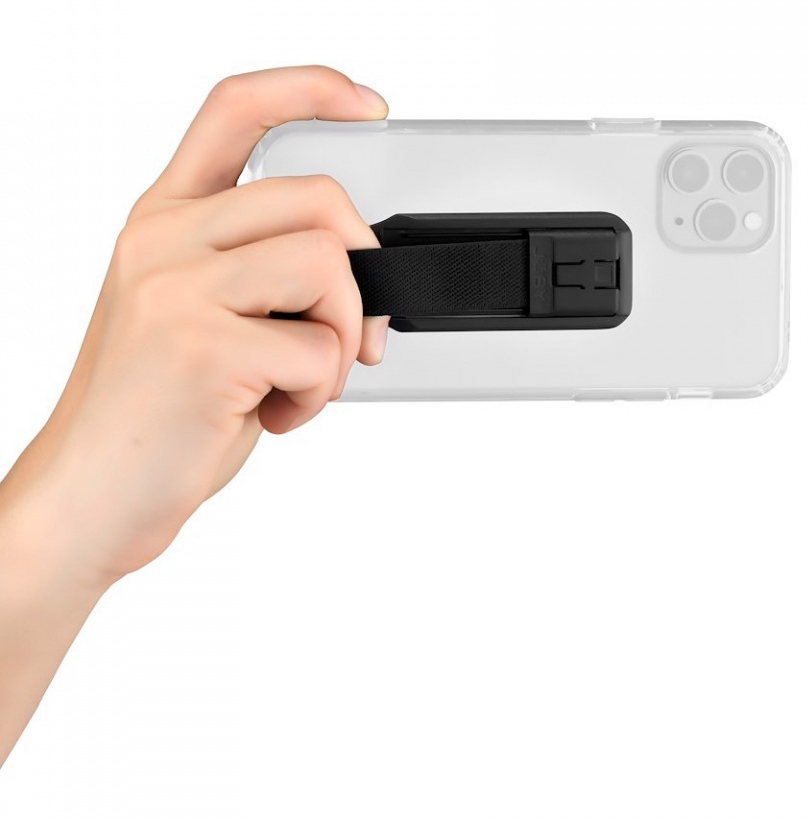 Een hand houdt een telefoon vast met een zwarte band.