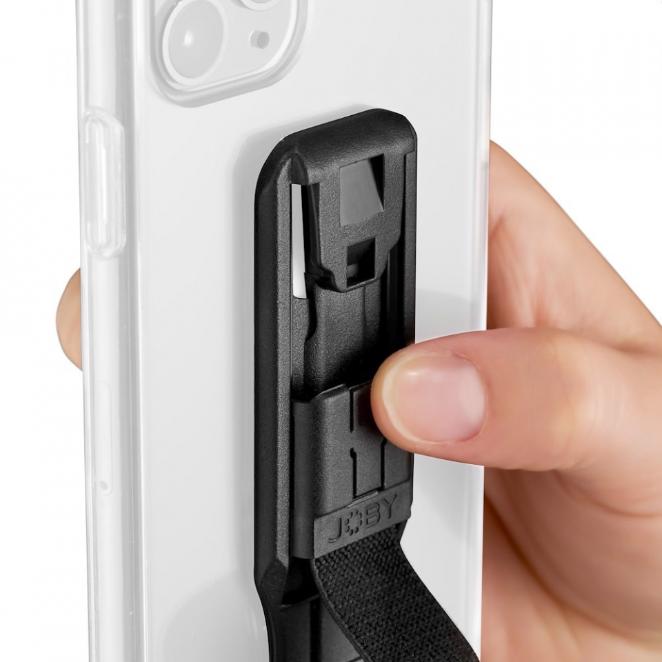 Een hand houdt een zwart telefoonaccessoire vast dat aan een doorzichtige telefoonhoes is bevestigd.
