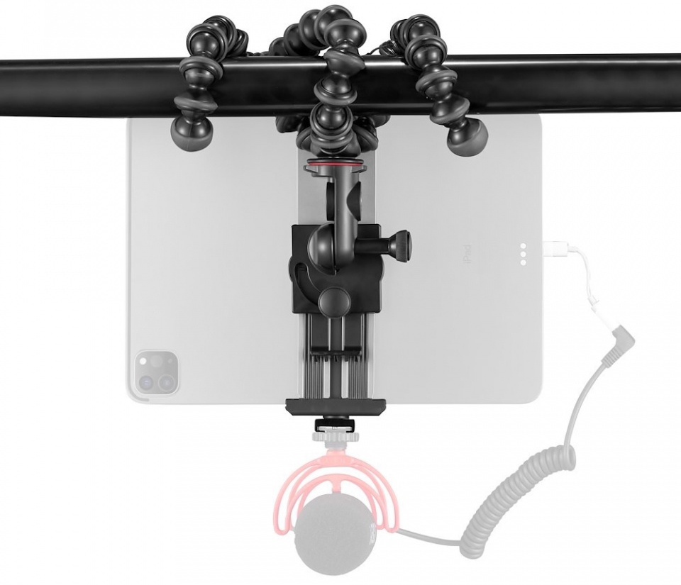 Een tablet is gemonteerd op een flexibel statief, met een microfoon bevestigd. De opstelling staat op een witte achtergrond.