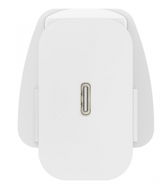 Een witte USB-C-oplader, met de poort aan de onderkant.