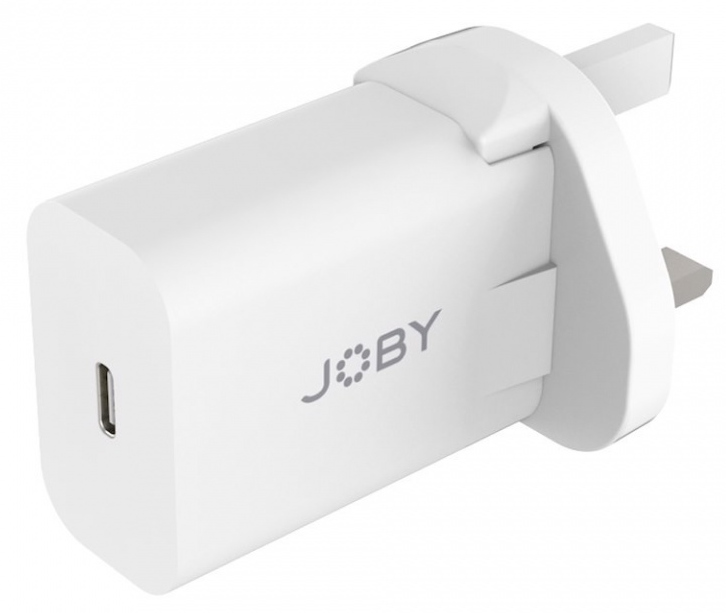 Een witte telefoonlader met een USB-C poort en een Britse stekker.