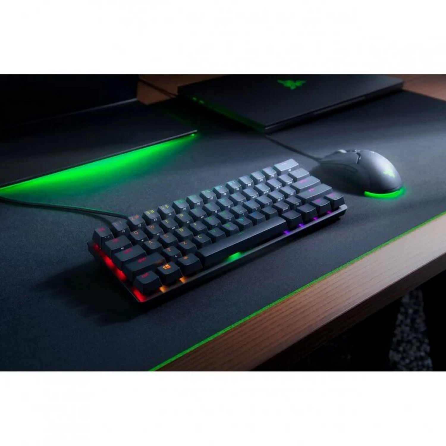 Un teclado negro pequeño y un ratón de ordenador.