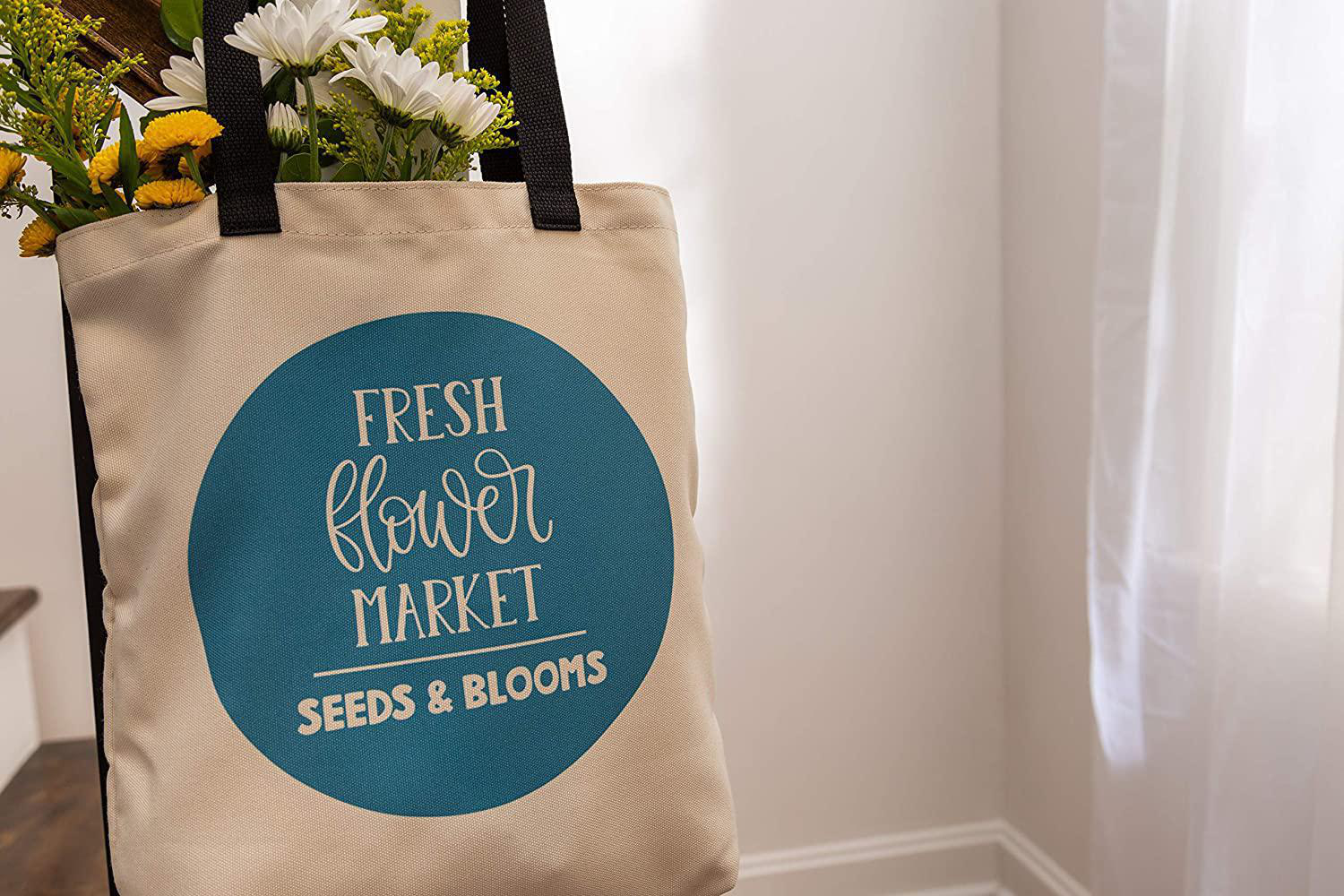 Tragetasche mit Text 'FRESH flower MARKET' und Blumen darin.
