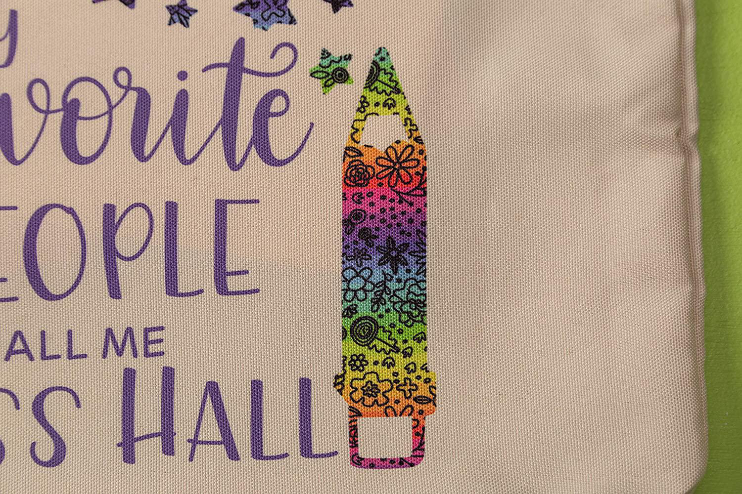 Nahaufnahme einer Leinwandtasche mit Text: 'My Favorite People Call Me Miss Hall' und Bleistift-Design.