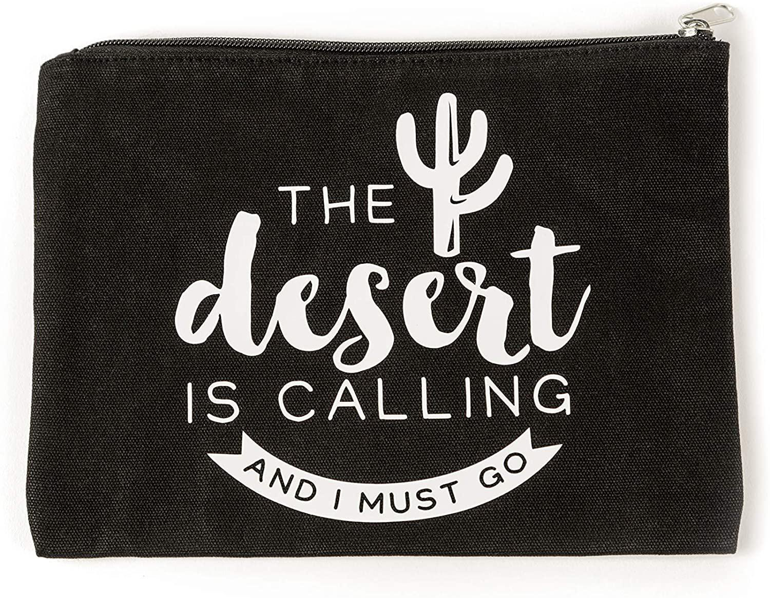 Schwarze Tasche mit weißem Text: "THE desert IS CALLING AND I MUST GO" und ein Kaktussymbol.