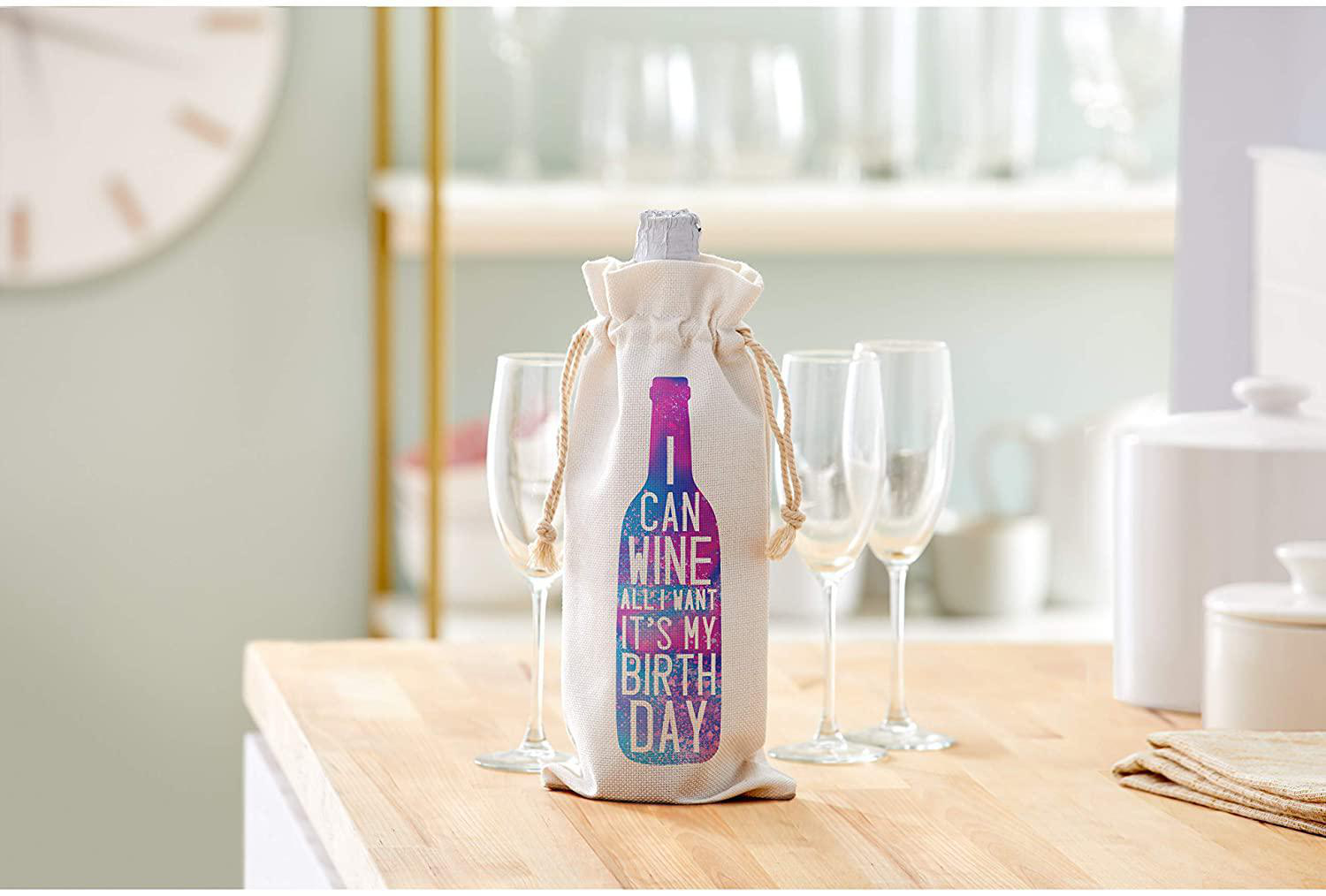 Eine Flasche in einem Weinsack mit den Worten: „CAN WINE ALL I WANT IT'S MY BIRTH DAY“.