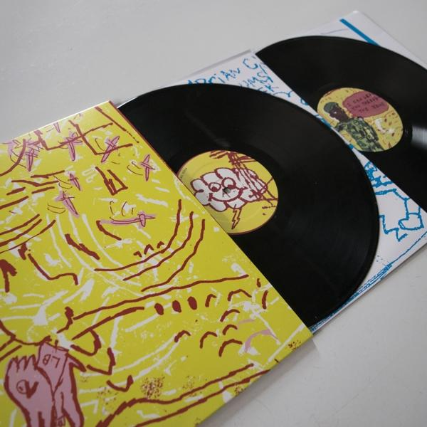 Zwei Schallplatten in Hüllen. Eine Hülle hat gelbe Kunst.