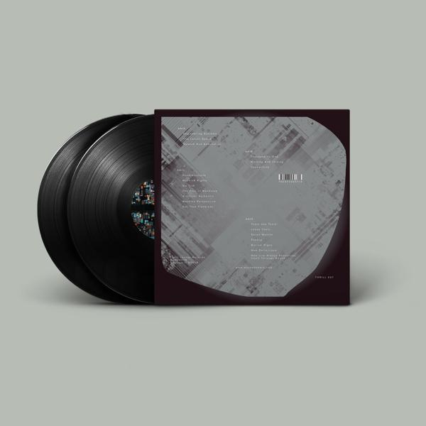 Zwei Schallplatten und Albumcover. Dunkel mit geometrischem Design. Enthält Text.