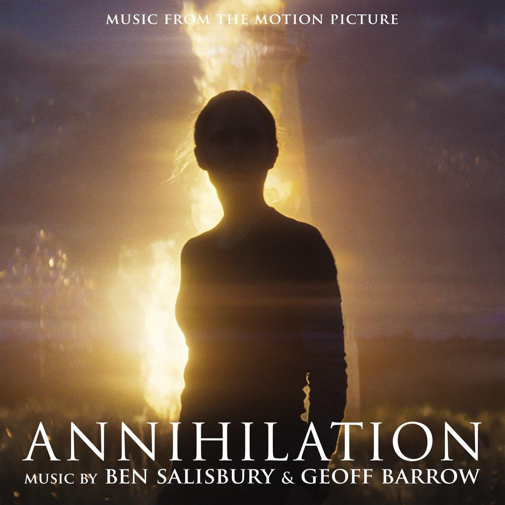 Filmposter für Annihilation. Silhouette einer Person vor feurigem Hintergrund, mit Text.