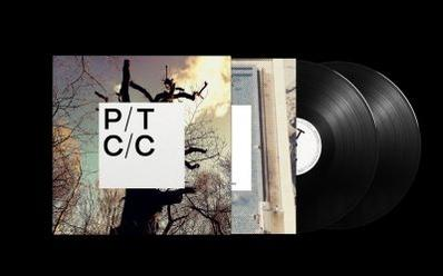 Zwei schwarze Schallplatten in einer Hülle mit dem Logo einer Band und Albumcover.