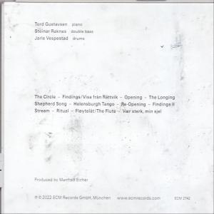 Ein weißes CD-Cover mit Text. Albumtitel, Künstlernamen und Trackliste sind aufgedruckt.