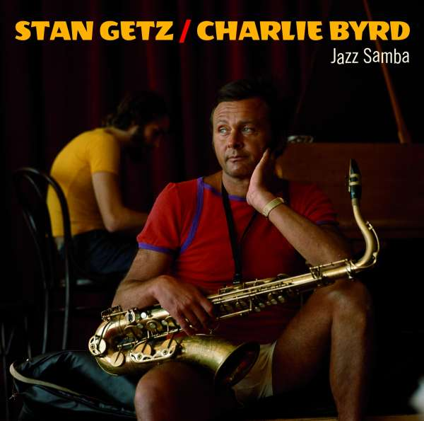 Pochette d'album de Stan Getz et Charlie Byrd. Homme avec saxophone, chemise rouge et short blanc.