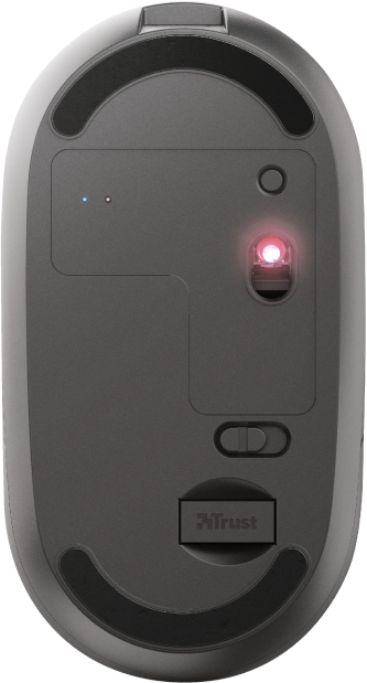 Souris d'ordinateur noire. Le dessous de la souris est visible. Une lumière rouge est affichée.
