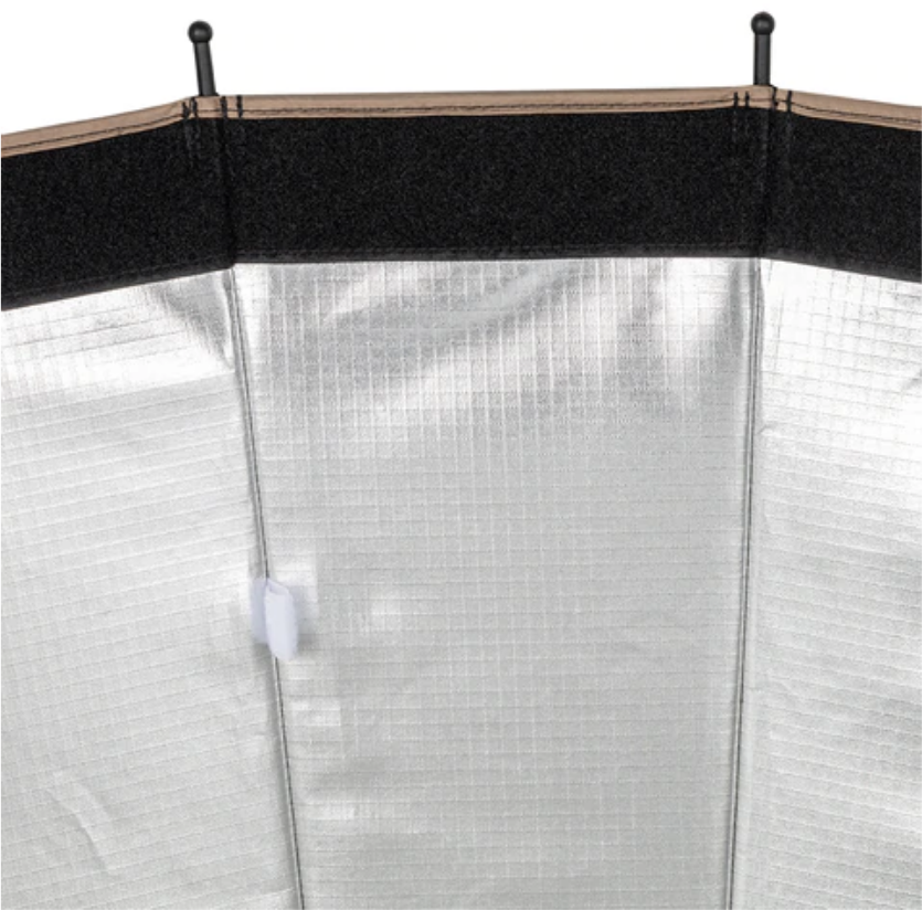 Nahaufnahme von silbernem, reflektierendem Material mit schwarzem Besatz.