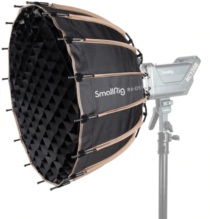 Eine SmallRig RA-D50 Softbox mit schwarzem Innenraum und beigem Äußeren, an einem Studiolicht befestigt.